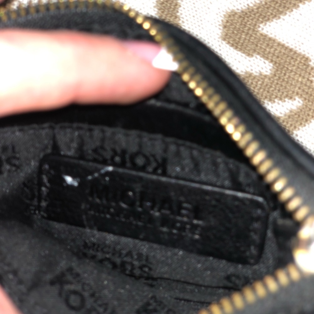 Corner zipper Micheal Kors wristlet &  scarf - Picture 3 of 3